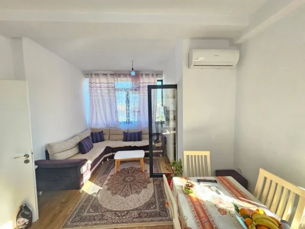 Tirane, jepet me qera apartament 2+1+Ballkon Kati 8, 100 m² 700 € (Porcelan, rruga Xhanfize Keko, prane UET)