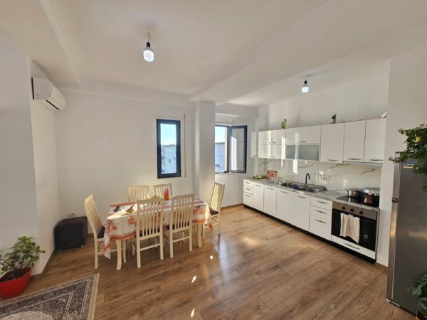 Tirane, jepet me qera apartament 2+1+Ballkon Kati 8, 100 m² 700 € (Porcelan, rruga Xhanfize Keko, prane UET)