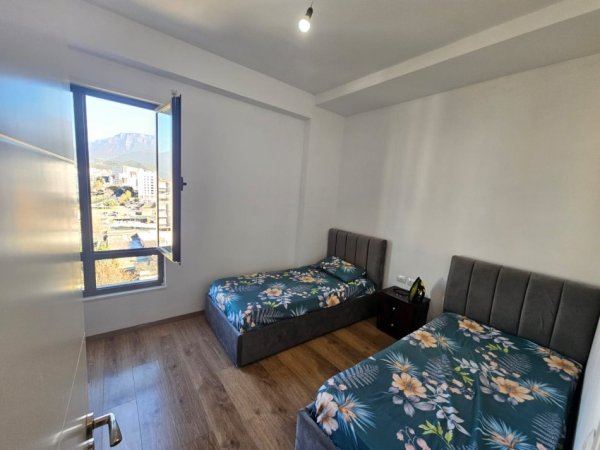 Tirane, jepet me qera apartament 2+1+Ballkon Kati 8, 100 m² 700 € (Porcelan, rruga Xhanfize Keko, prane UET)