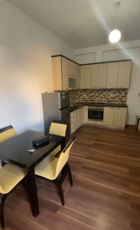 Tirane, jepet me qera apartament 1+1 Kati 2, 56 m² 500 € (LIQENI THATE)