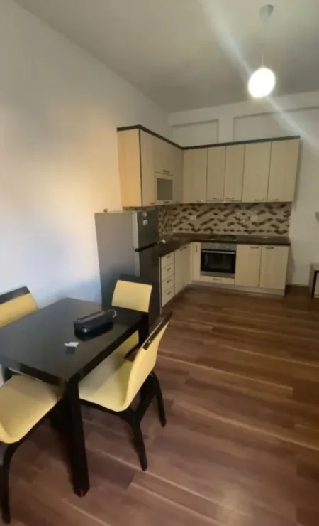 Tirane, jepet me qera apartament 1+1 Kati 2, 56 m² 500 € (LIQENI THATE)