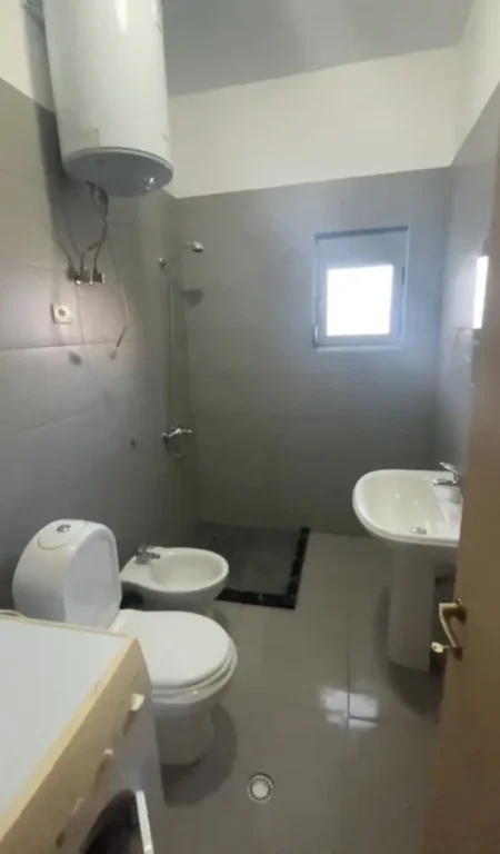 Tirane, jepet me qera apartament 1+1 Kati 2, 56 m² 500 € (LIQENI THATE)