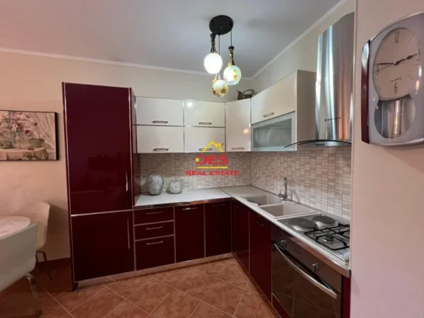Vlore, shitet apartament 1+1+Ballkon Kati 3, 65 m² 117.000 € (Rruga Pelivan Leskaj)