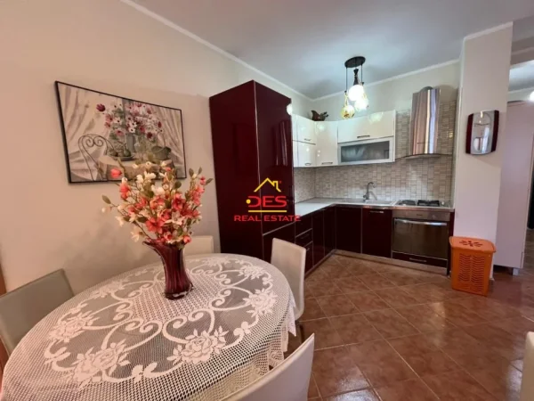 Vlore, shitet apartament 1+1+Ballkon Kati 3, 65 m² 117.000 € (Rruga Pelivan Leskaj)