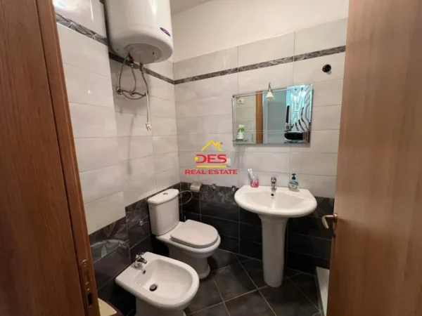 Vlore, shitet apartament 1+1+Ballkon Kati 3, 65 m² 117.000 € (Rruga Pelivan Leskaj)