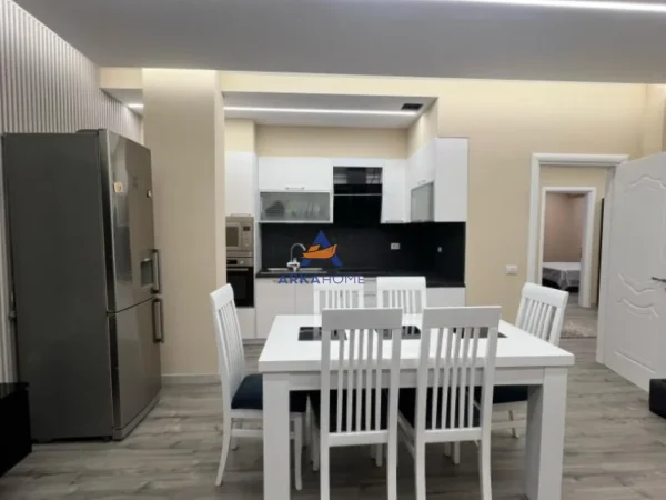 Tirane, jepet me qera apartament 3+1+Ballkon Kati 2, 145 m² 900 € 
