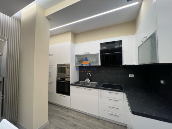 Tirane, jepet me qera apartament 3+1+Ballkon Kati 2, 145 m² 900 € 
