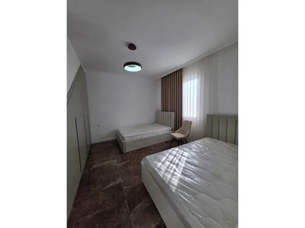 Tirane, jepet me qera apartament 2+1+Ballkon Kati 8, 109 m² 700 € (SHKOZE)