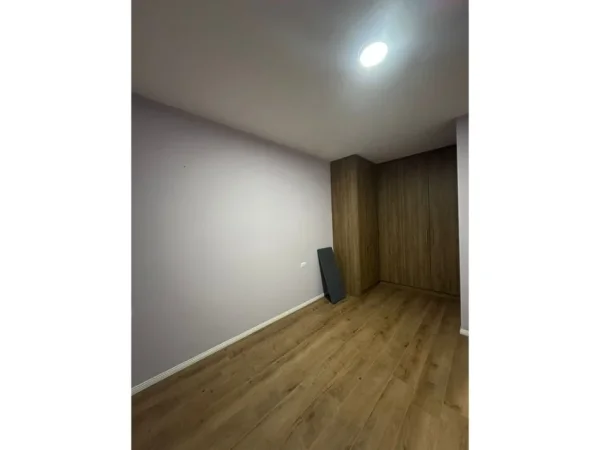 Tirane, jepet me qera apartament 1+1+Ballkon Kati 5, 75 m² 500 € 