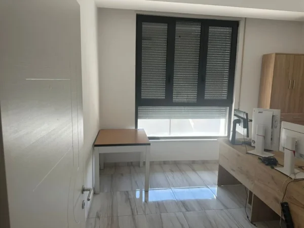 Tirane, jepet me qera zyre Kati 2, 134 m² 650 € (Ali Demi, prane Fushes)