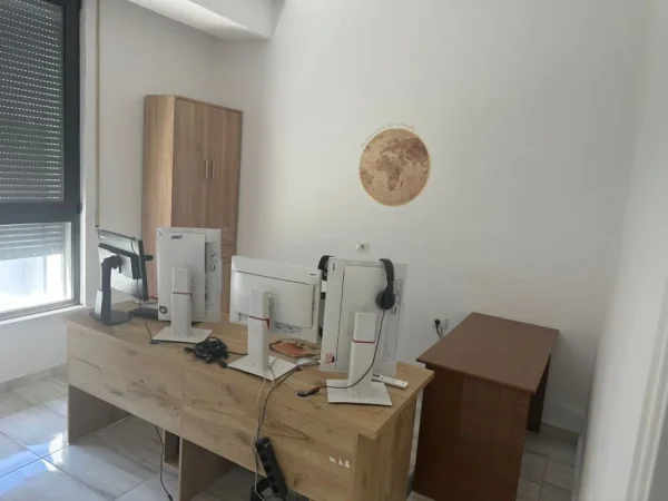 Tirane, jepet me qera zyre Kati 2, 134 m² 650 € (Ali Demi, prane Fushes)