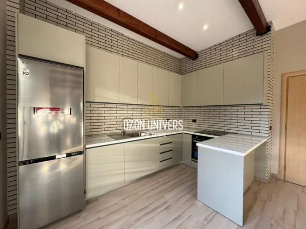 Tirane, jepet me qera Vile 3 Katshe Kati 3, 668 m² 3.000 € (Mjull-Bathore)