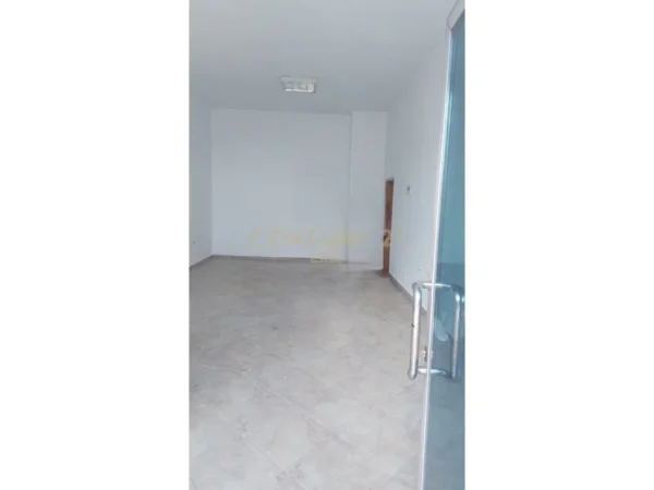 Tirane, shitet ambjent biznesi Kati 0, 42 m² 126.000 € (Laprakë)