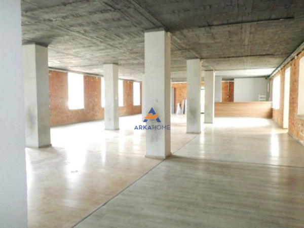 Tirane, jepet me qera magazine Kati 2, 170 m² 300 € 