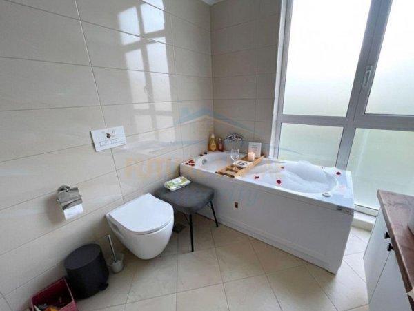 Tirane, jepet me qera Vile , 3.000 € 