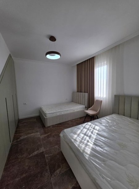 Tirane, jap me qera apartament duplex 2+1+Ballkon Kati 8, 130 m² 700 € (Shkoze)