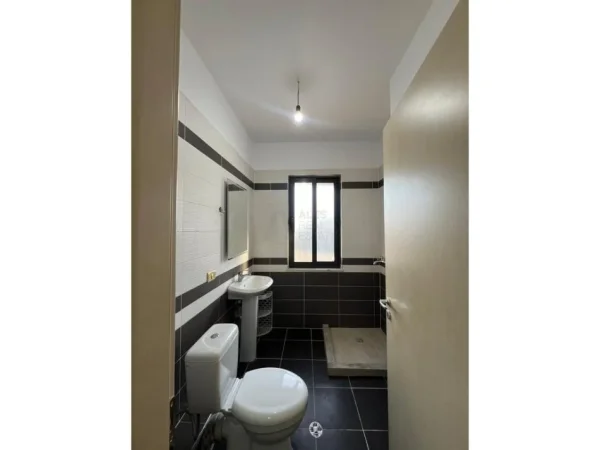 Tirane, jepet me qera apartament 2+1+Ballkon Kati 4, 98 m² 600 € (Astir)