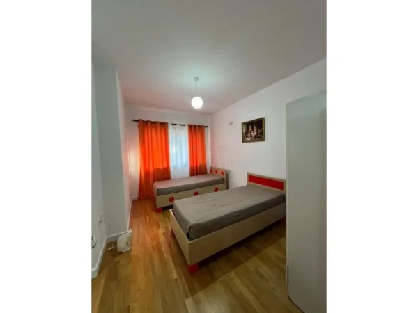 Tirane, jepet me qera apartament 2+1+Ballkon Kati 4, 98 m² 600 € (Astir)