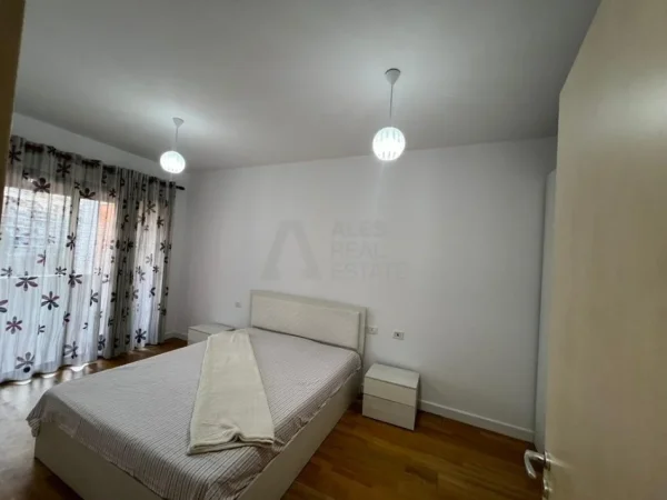 Tirane, jepet me qera apartament 2+1+Ballkon Kati 4, 98 m² 600 € (Astir)