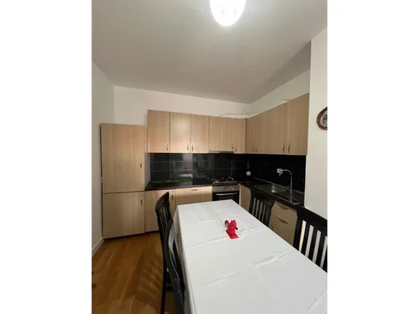 Tirane, jepet me qera apartament 2+1+Ballkon Kati 4, 98 m² 600 € (Astir)