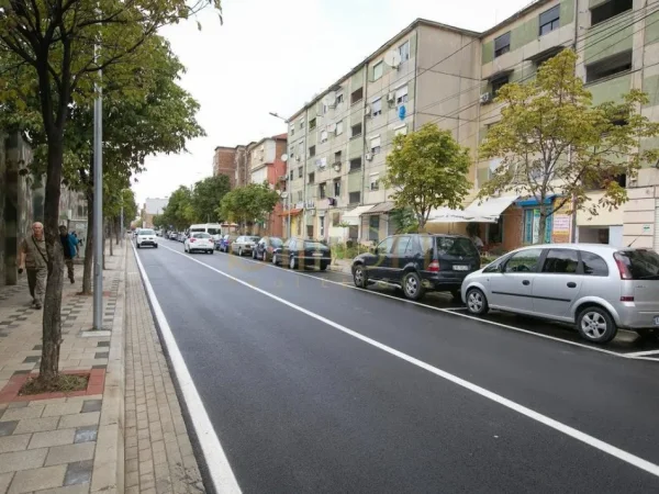 Tirane, jepet me qera apartament 2+1+Ballkon , 75 m² 400 € (OXHAKU)