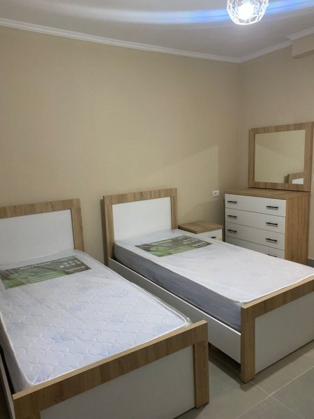 Tirane, jepet me qera apartament 1+1+Ballkon Kati 1, 60 m² 400 € (,Laprake , Rruga Andon Frasheri)