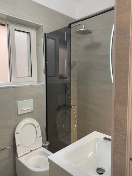Tirane, jepet me qera apartament 1+1+Ballkon Kati 1, 60 m² 400 € (,Laprake , Rruga Andon Frasheri)