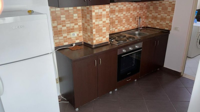 Tirane, jepet me qera apartament 1+1+Ballkon Kati 5, 65 m² 500 € (Mine Peza)