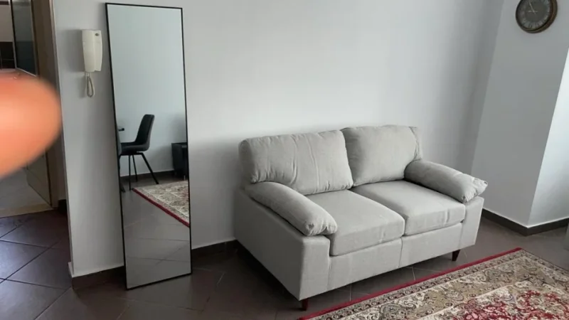 Tirane, jepet me qera apartament 1+1+Ballkon Kati 5, 65 m² 500 € (Mine Peza)