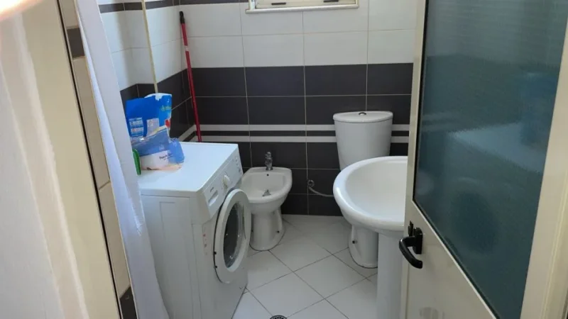 Tirane, jepet me qera apartament 1+1+Ballkon Kati 5, 65 m² 500 € (Mine Peza)