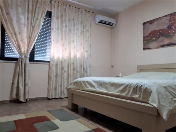 Tirane, jepet me qera apartament 1+1 Kati 9, 80 m² 600 € (Bllok, prane Sheshit Wilson)