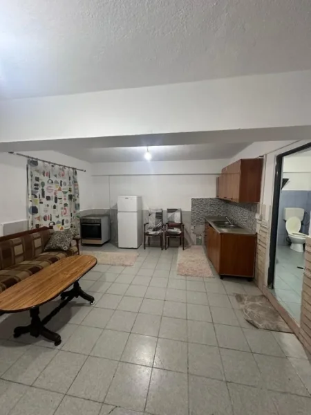 Tirane, jepet me qera apartament 1+1 , 51 m² 220 € (100 m nga rrethi Astirit)