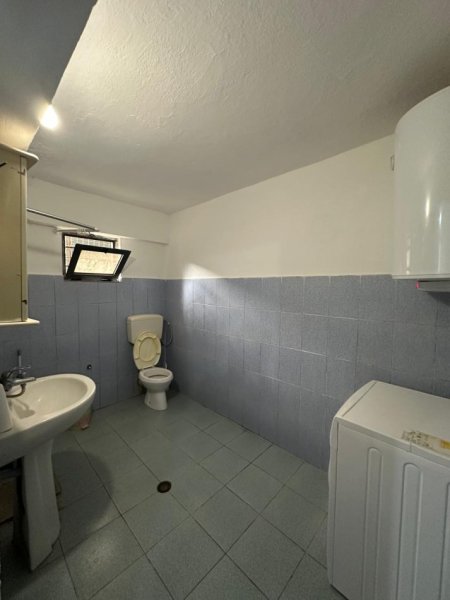 Tirane, jepet me qera apartament 1+1 , 51 m² 220 € (100 m nga rrethi Astirit)