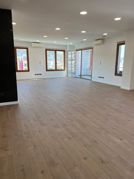 Tirane, jepet me qera zyre Kati 5, 495 m² 7.400 € (Hilton)