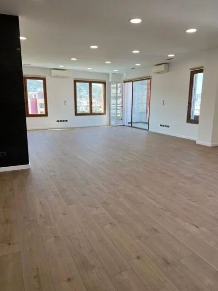 Tirane, jepet me qera zyre Kati 5, 495 m² 7.400 € (Hilton)