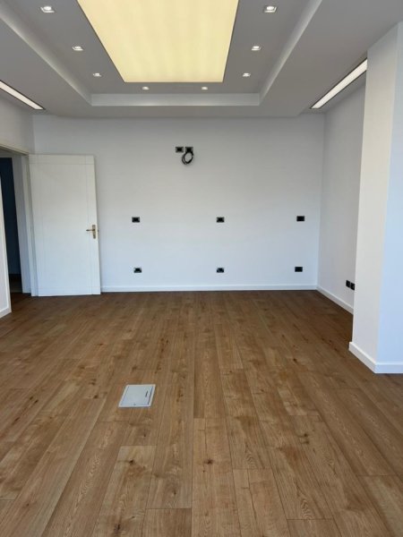 Tirane, jepet me qera zyre Kati 5, 495 m² 7.400 € (Hilton)