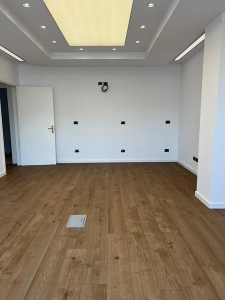 Tirane, jepet me qera zyre Kati 5, 495 m² 7.400 € (Hilton)