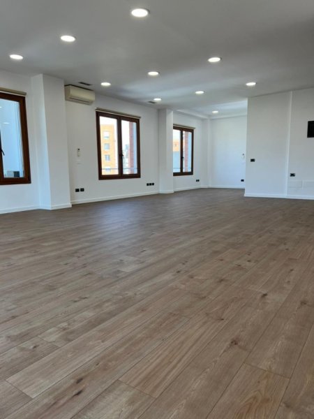 Tirane, jepet me qera zyre Kati 5, 495 m² 7.400 € (Hilton)