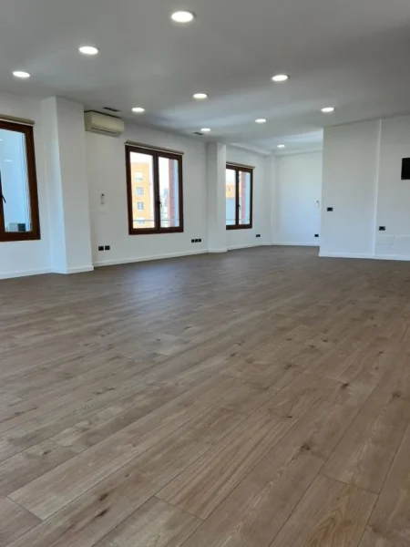 Tirane, jepet me qera zyre Kati 5, 495 m² 7.400 € (Hilton)