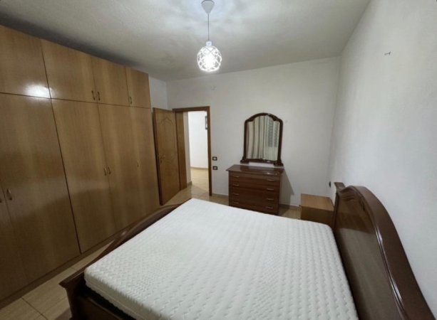Tirane, jepet me qera apartament 2+1+Ballkon Kati 2, 125 m² 450 € 