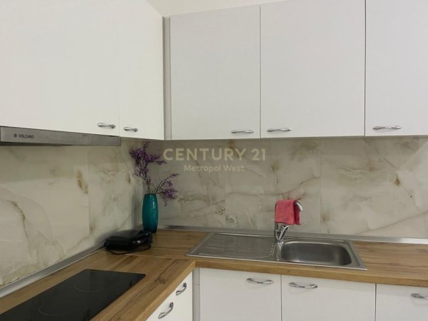 Tirane, jepet me qera apartament 2+1 Kati 2, 80 m² 630 € 