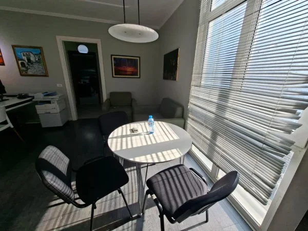 ZYRE ME QIRA  105 m² 700 € (GJYKATA ( EKSPOZITA))