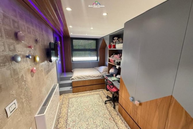 Tirane, jepet me qera apartament duplex 3+1+Ballkon Kati 4, 280 m² 1.700 € (Rruga Peti)
