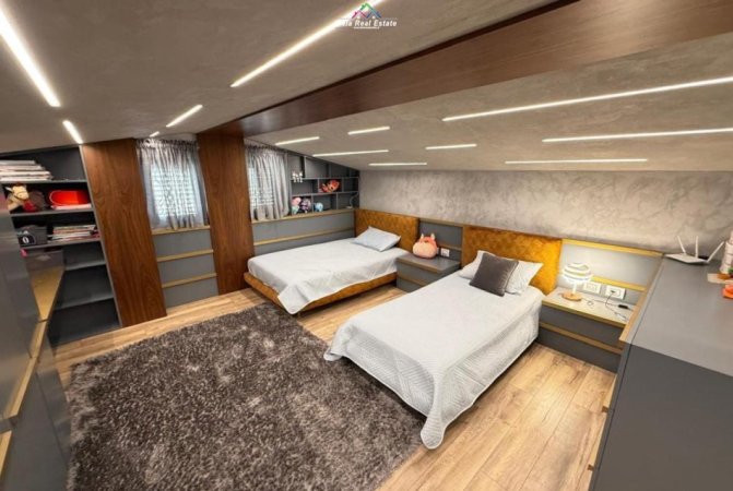 Tirane, jepet me qera apartament duplex 3+1+Ballkon Kati 4, 280 m² 1.700 € (Rruga Peti)