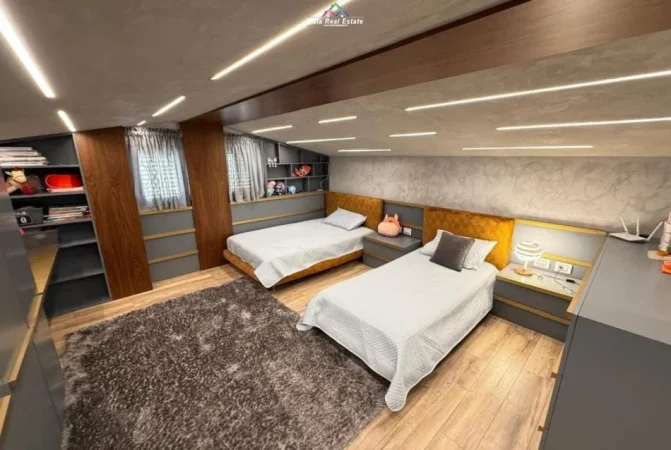 Tirane, jepet me qera apartament duplex 3+1+Ballkon Kati 4, 280 m² 1.700 € (Rruga Peti)