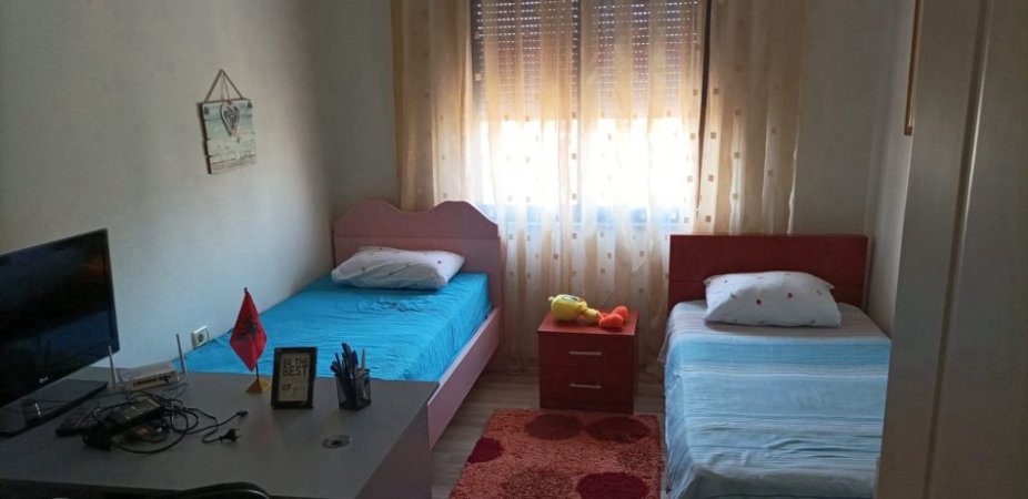 Tirane, jepet me qera apartament 2+1 , 80 m² 700 € (ISH FUSHA E AVIACIONIT)