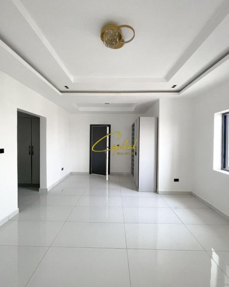 Tirane, jepet me qera dyqan Kati 0, 35 m² 900 € (ISH STACIONI TRENIT)
