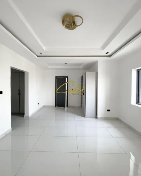 Tirane, jepet me qera dyqan Kati 0, 35 m² 900 € (ISH STACIONI TRENIT)