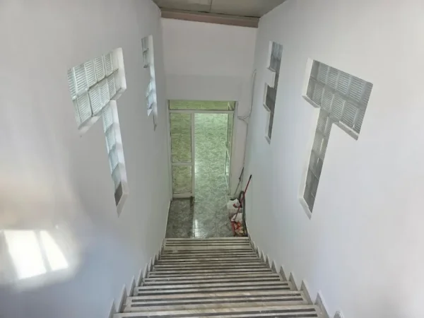 Me Qera : Ambient Biznesi Sip.110m² Buze Rruges Kryesore📍Blloku i Vilave ne Selite - Komuna e Parisit | 800€/Muaj