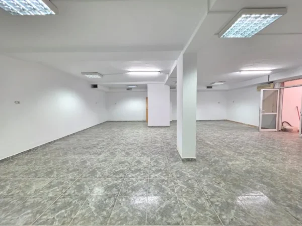 Me Qera : Ambient Biznesi Sip.110m² Buze Rruges Kryesore📍Blloku i Vilave ne Selite - Komuna e Parisit | 800€/Muaj